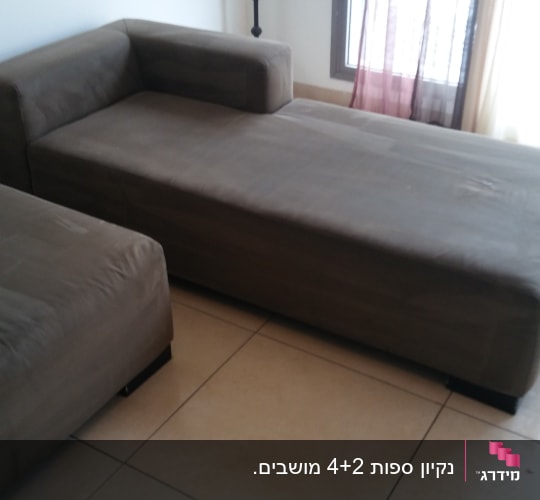ספה חומה על רצפת אריחים בהירה
